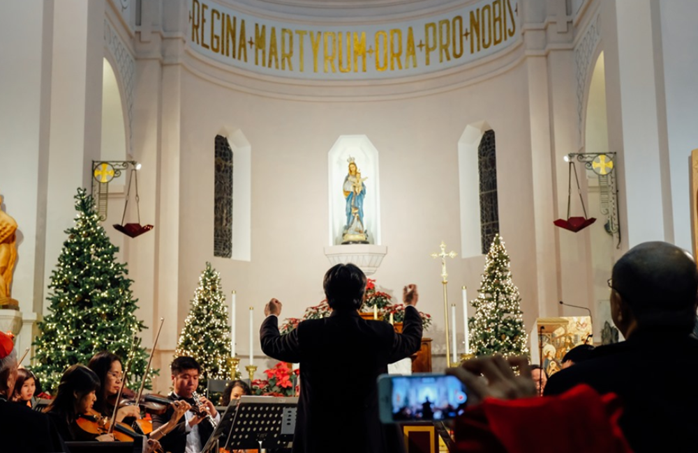 Genießen Sie ein Musikkonzert – eine der typischen Weihnachtsaktivitäten in Westdeutschland