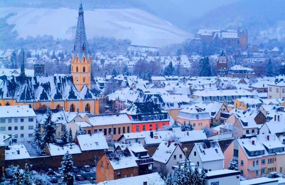 Bild einer malerischen Winterlandschaft für Weihnachten in Deutschland