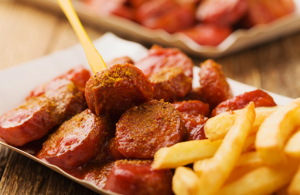 Xúc xích Currywurst biểu tượng trong ẩm thực nước Đức